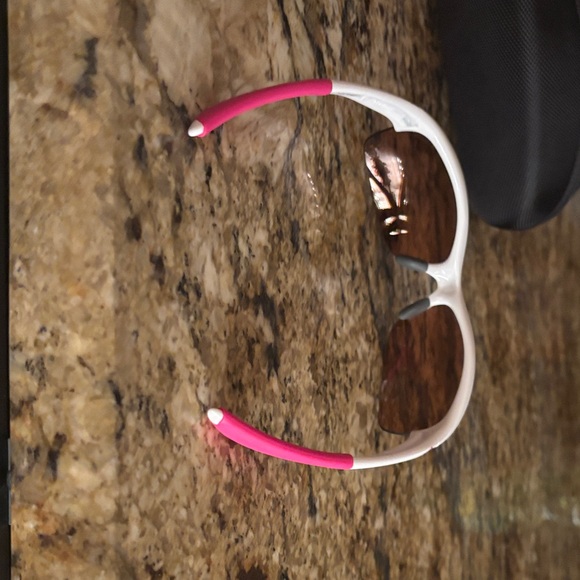 Oakley Women's Sunglasses - Breast Cancer Edition. Comes with soft and hard case - Picture 4 of 7